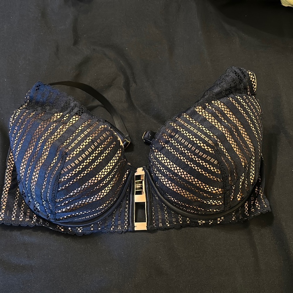 VS lined plunge balconette bra. 38DD. NWT. Never worn. Smoke free home.